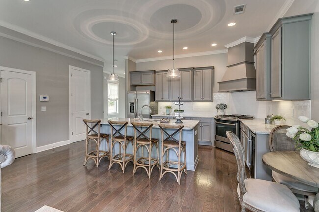Foto del edificio - Luxury 3BR/3.5BA Townhome w/ 2-Car Garage in Gated Community