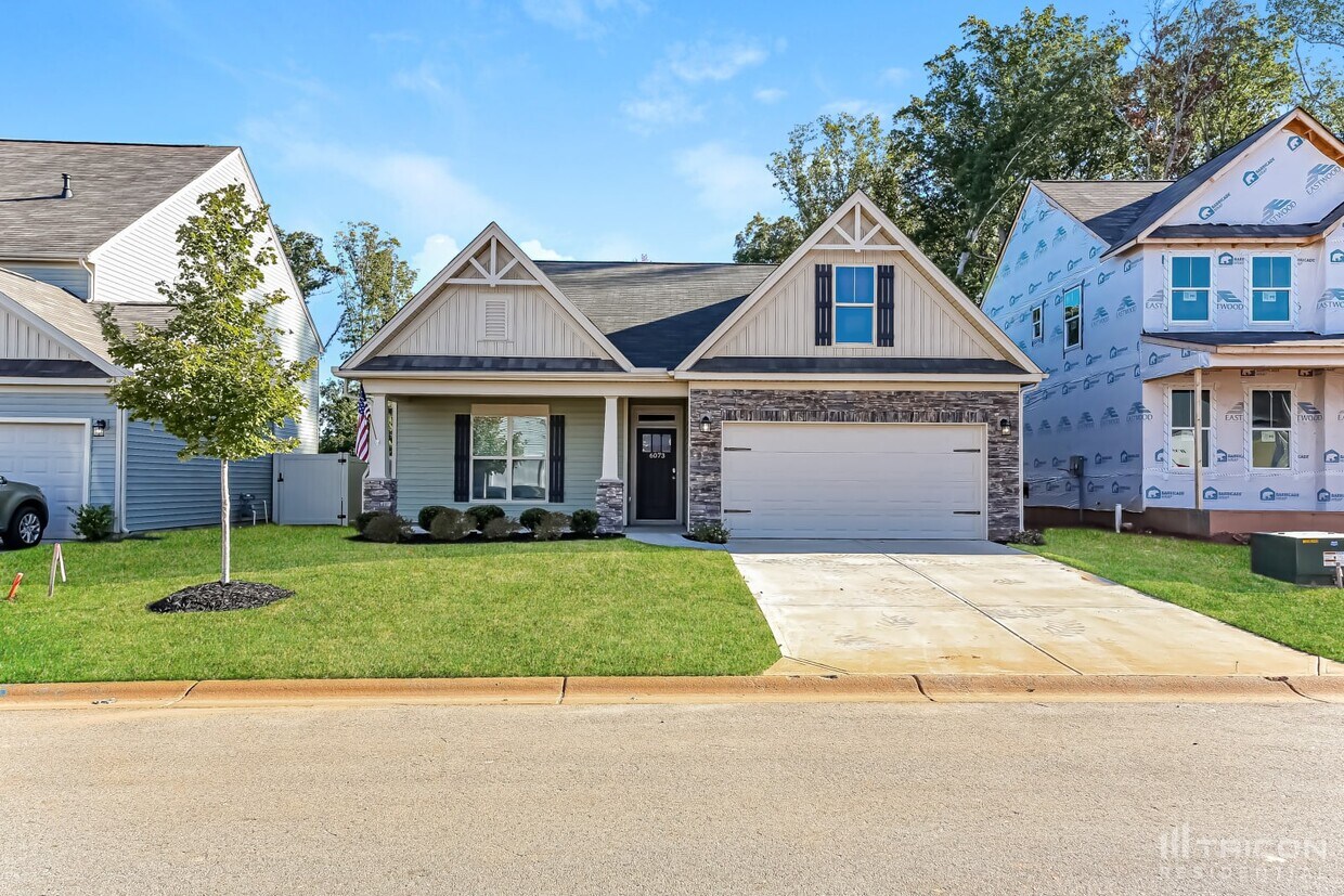 Foto principal - 6073 Haddington Dr