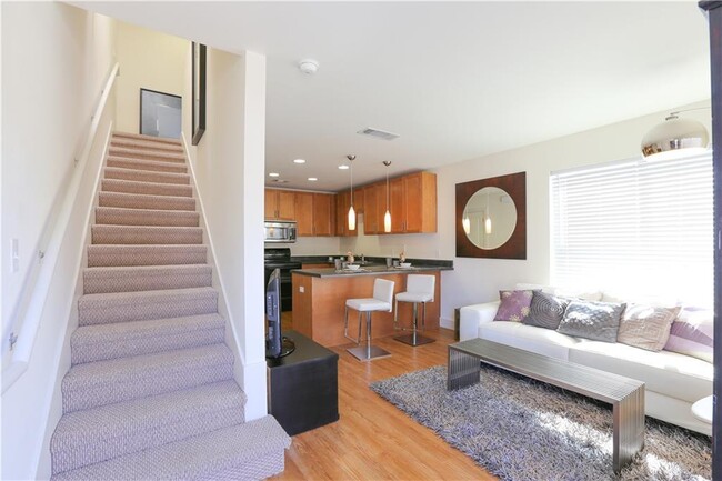 Building Photo - 711 W 32nd St