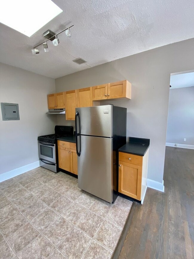 Building Photo - Two Bedroom/One Bathroom, Top Floor Minutes From Beltline
