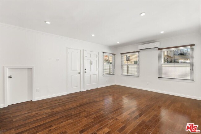 Building Photo - 1472 S Crest Dr