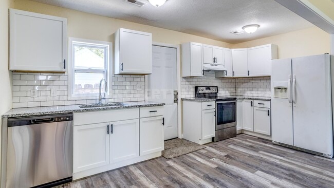 Building Photo - 725 S Greenwood Ave