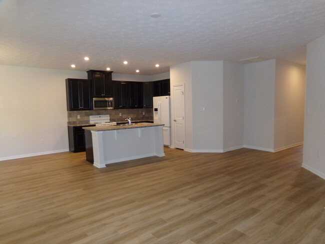 Building Photo - Beautiful Huber Heights 3 Bed 2 Bath Ranch!