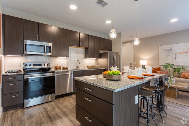 1BR, 1BA - 823 SF - FalconView