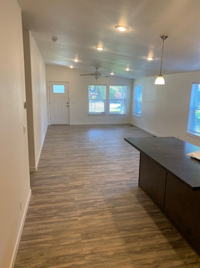 Building Photo - Charming 3-Bedroom Home in the Heart of Sp...