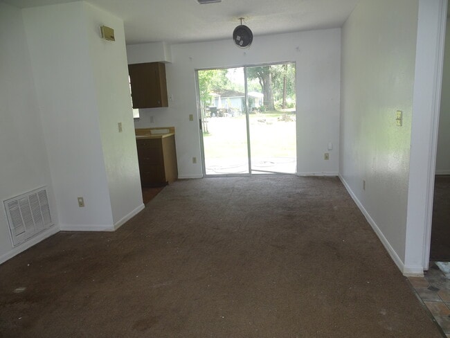 Building Photo - 123 SE Bracken Way