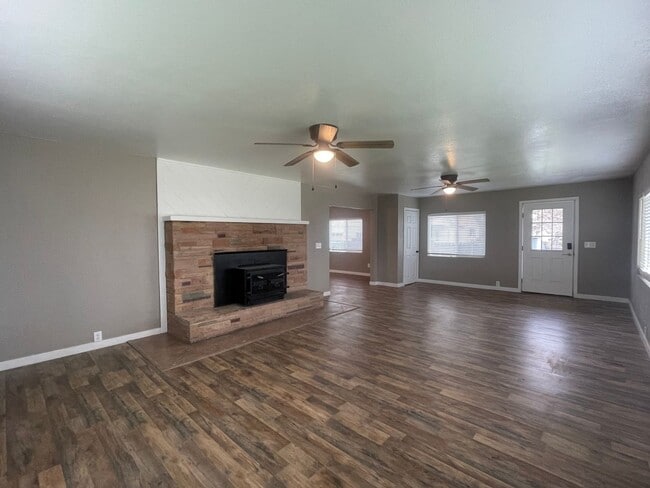 Building Photo - 3 BEDROOM 2 BATH SPACIOUS ANDERSON HOME