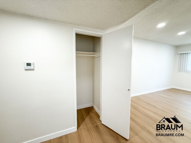 Foto del edificio - 5252 Hermitage Ave
