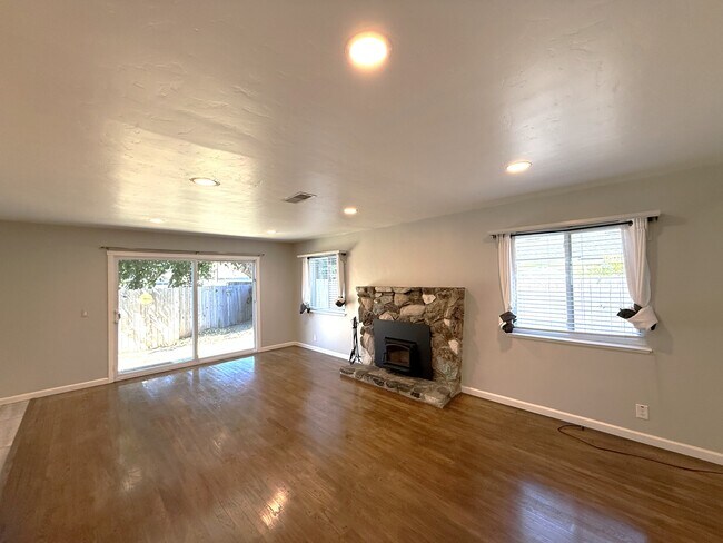 Foto del edificio - 1476 Hooker Oak Ave