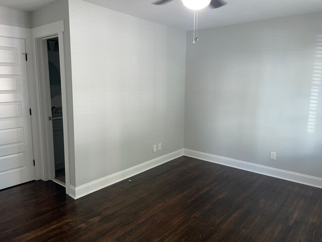 Building Photo - Beautifully Renovated Apartment in Wilmore...