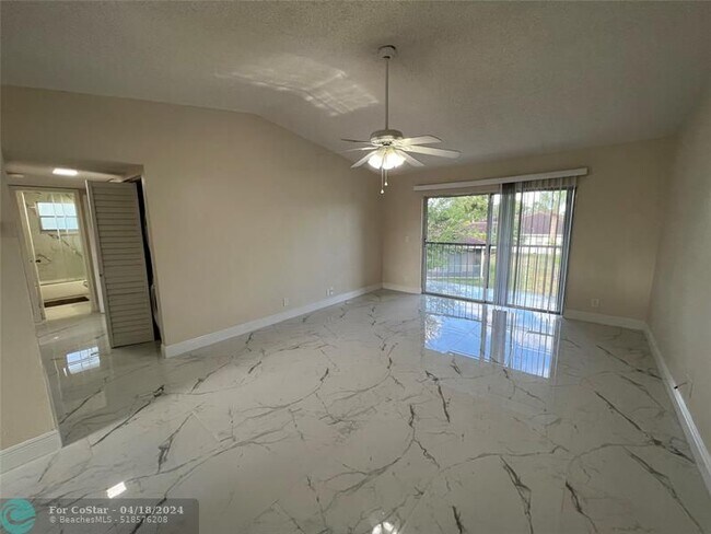 Building Photo - 9911 Three Lakes Cir