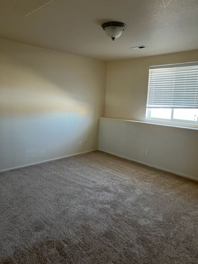 Foto del edificio - ALL PROSPECTIVE TENANTS MUST SUBMIT A $58 NON-REFUNDABLE APPLICATION FEE PER APPLICANT ONLINE AND...