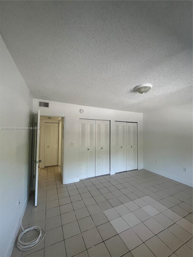 Building Photo - 1650 W 44th Pl