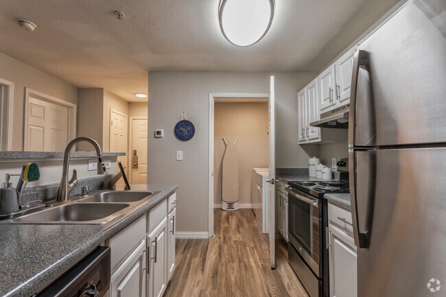 4BR, 4BA - 1440 SF - Kitchen - Astoria