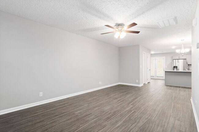 Building Photo - Pet Friendly Two Bedroom!