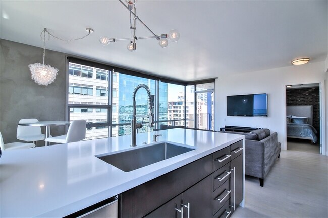 Foto del edificio - East Village 13th floor condo with panoramic views
