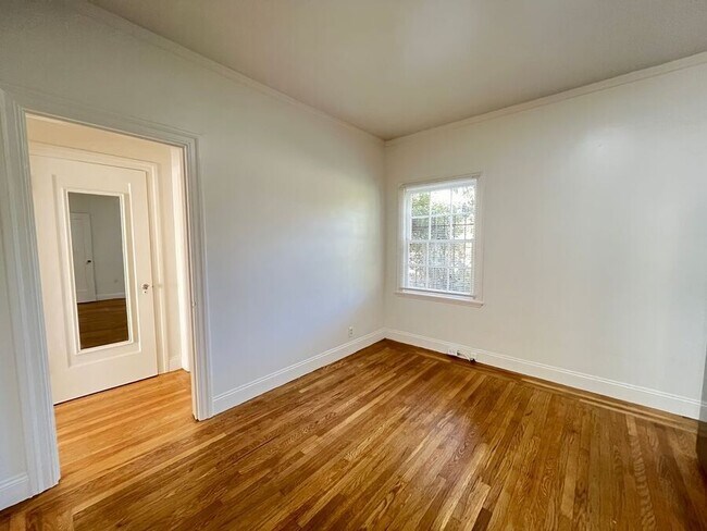 Foto del edificio - 6056 Monroe Ave