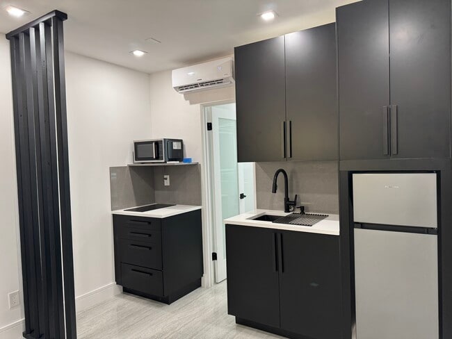 Building Photo - 125 NE 30th Ct