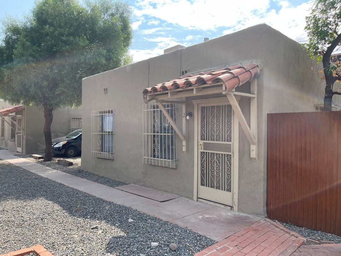 Primary Photo - 2620 N Stone Ave