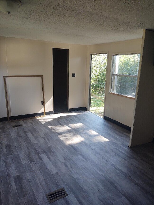 Building Photo - 302 Seminole Dr