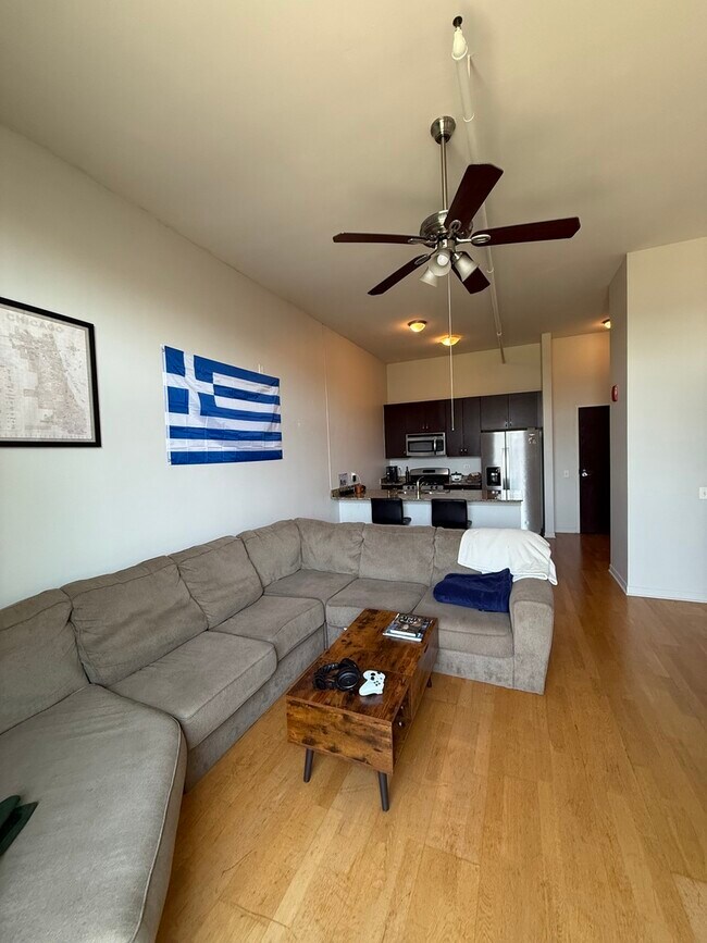 Foto del edificio - 437 W Division St