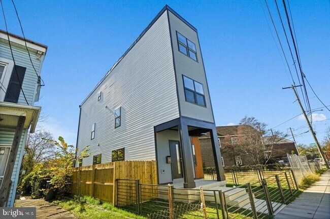 Foto del edificio - 4421 Kane Pl NE