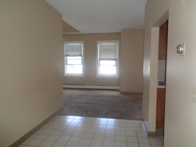 Building Photo - 655 Killingly St