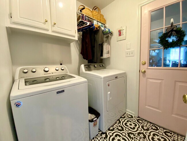 Building Photo - 3 bedroom PLUS a large Bonus room in Marti...
