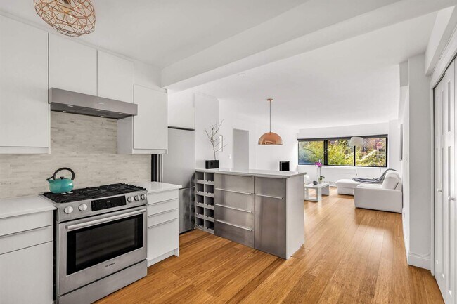 Foto del edificio - 310 W 56th St