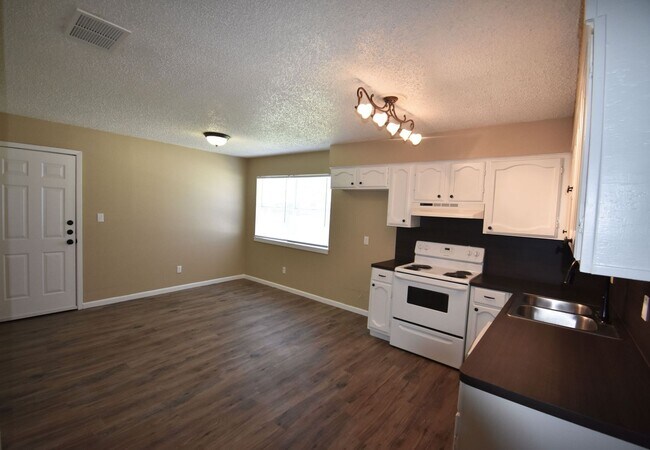 Building Photo - 2206 Lova Dr