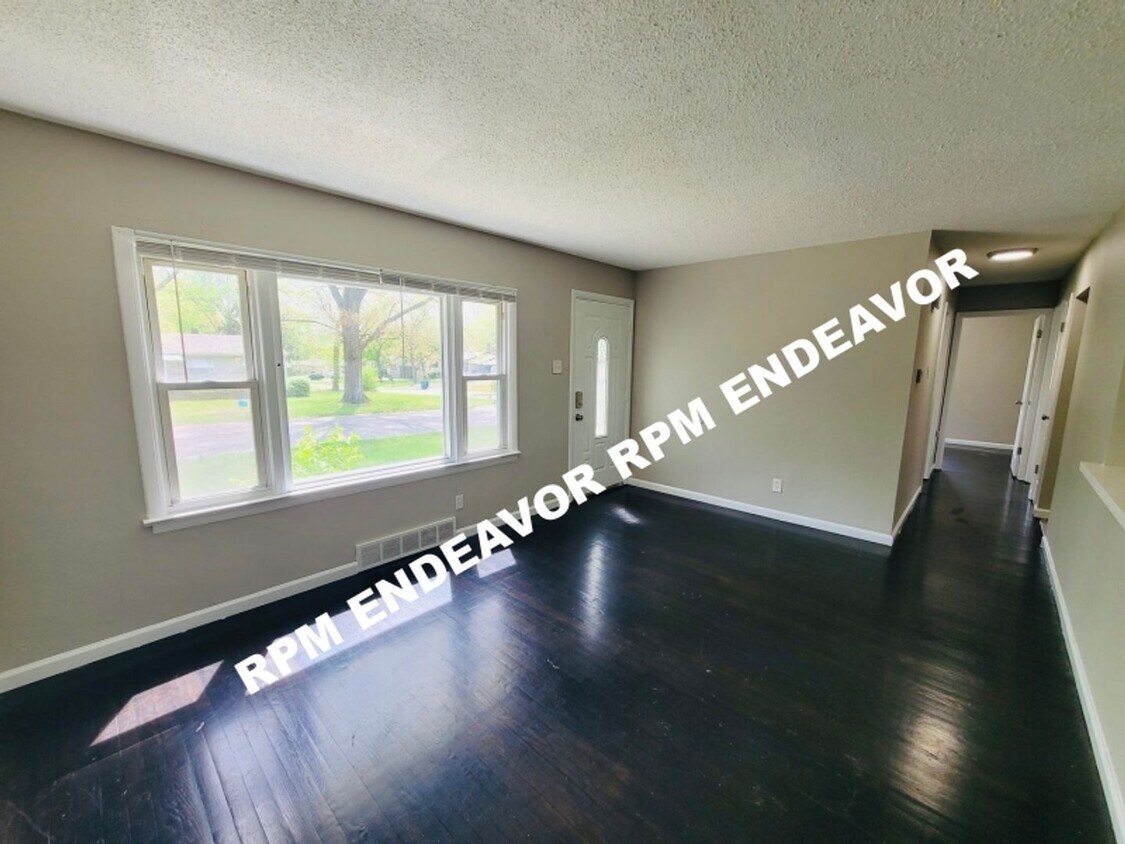 Foto principal - 3 Bed 1 Bath. Move in Ready!
