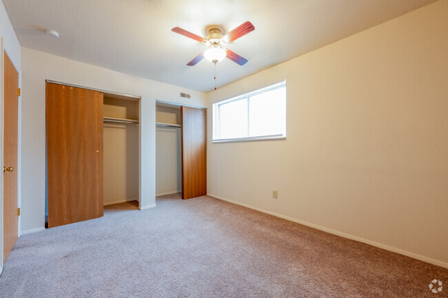 2BR, 1BA - 771SF - Dormitorio principal - North Niles Villas