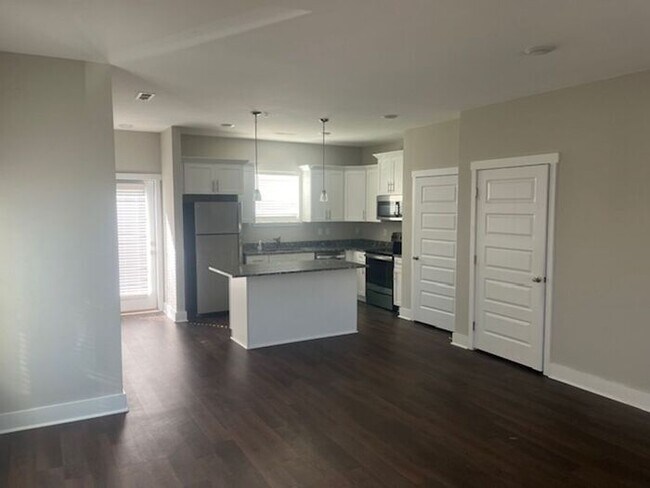 Foto del edificio - Stylish Spring Hill Townhome – 2 Suites + Open Floor Plan