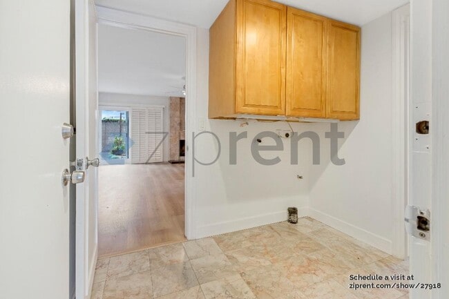 Building Photo - Unit