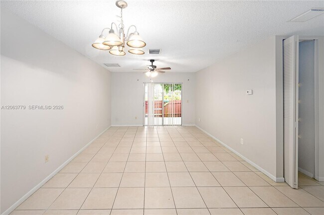 Foto del edificio - 2683 Lake Haven Rd