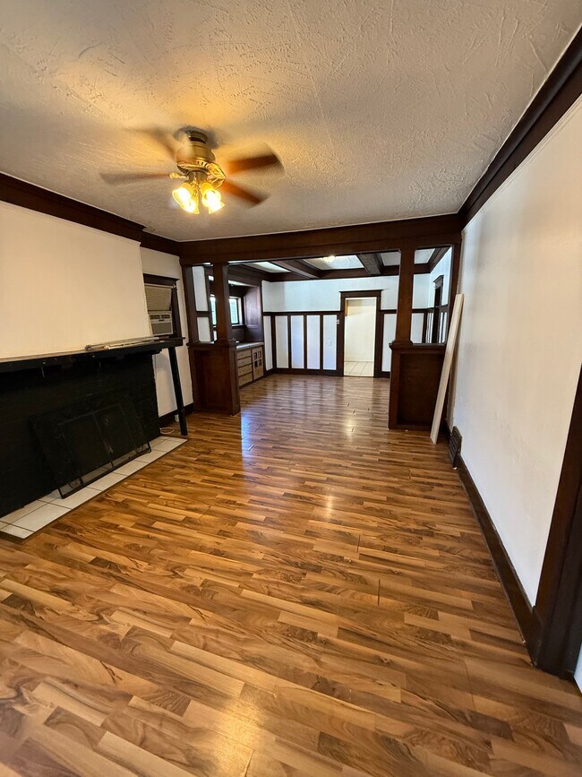Building Photo - 307 E Arcadia Ave