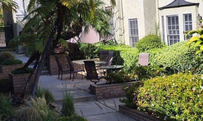 Foto del edificio - 8561 Holloway Dr