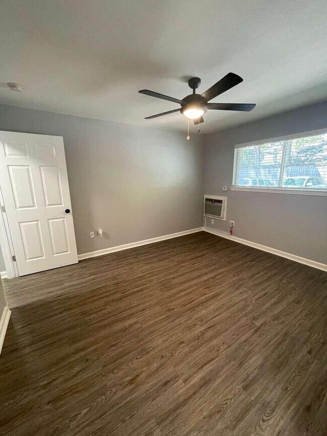 Foto del edificio - 1223 W 25th St