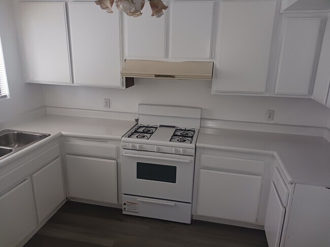 Foto del edificio - 7107 Kester Ave