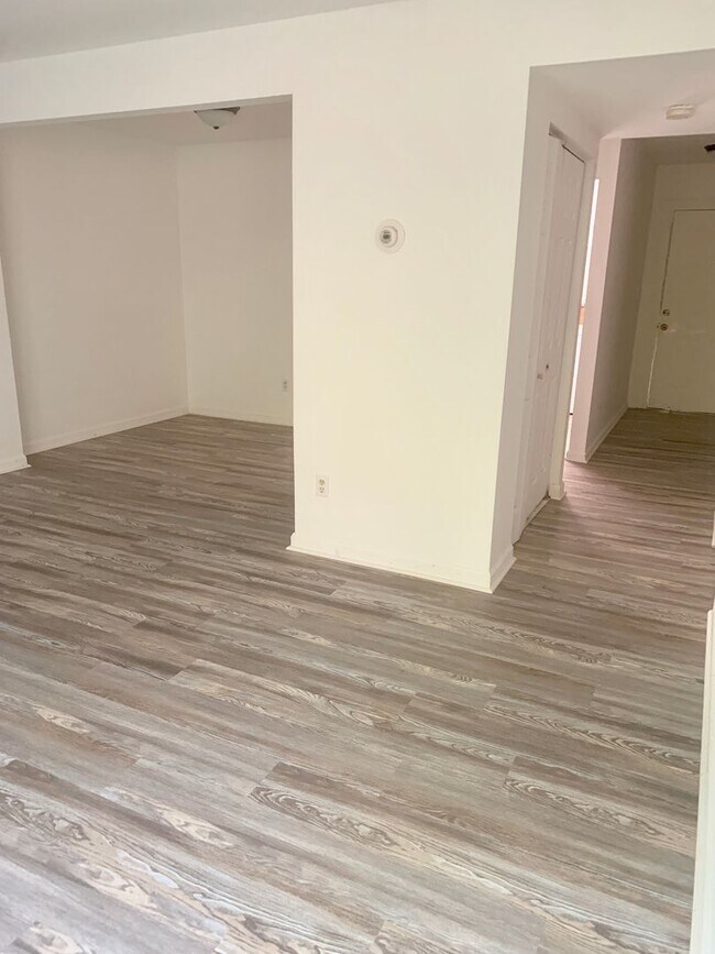 Building Photo - Gorgeous End Unit Townhouse Fredericksburg