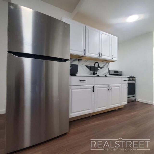 Building Photo - 3 bedroom in Brooklyn NY 11206