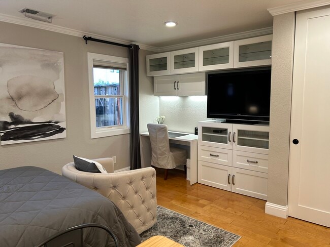 TV/Desk - 161 Grant St