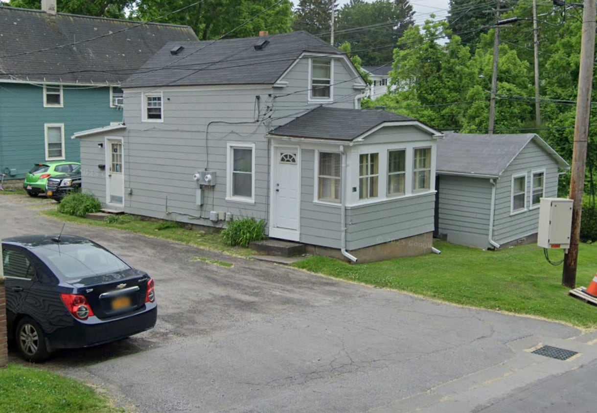 Building Photo - 597-599 Rock Beach Road