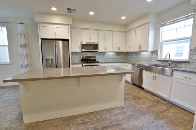 Building Photo - Gorgeous Tri-Level 3 bedroom 3.5 bath Town...