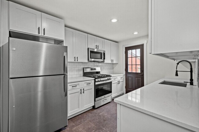 Foto del edificio - AVAILABLE MAY 1ST!! STUNNING 3 BEDROOM, MUST SEE!