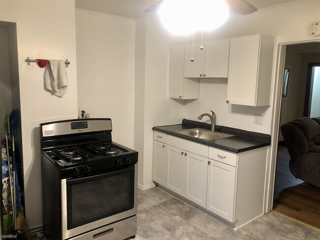 Building Photo - 2 br, 1 bath Triplex - 460 Taylor St Apt 2
