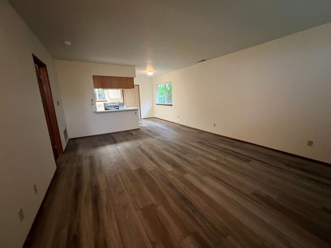 Building Photo - Very Spacious Ground Floor Unit Close to BTC