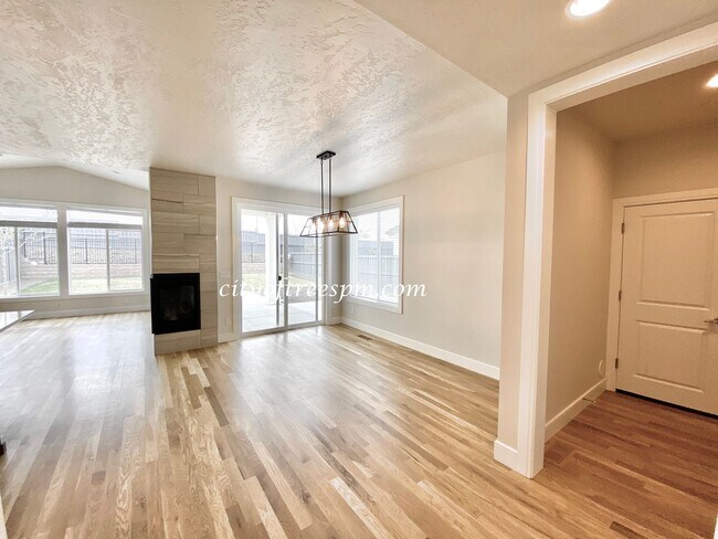 Foto del edificio - BEAUTIFUL 4 bed 2 1/2 Bath Located in Cent...