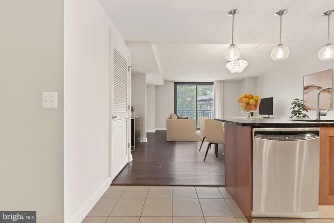 Foto del edificio - 2451 Midtown Ave