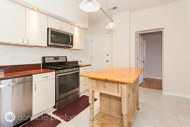 Foto del edificio - 2204 N Clybourn Ave
